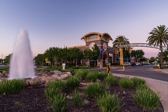 1013 Galleria Blvd, Roseville, CA à louer Photo de l’immeuble– Image 1 sur 2