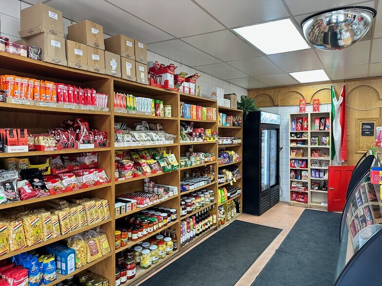 9306-9310 111 Av NW, Edmonton, AB à vendre - Photo intérieure – Image 3 sur 7