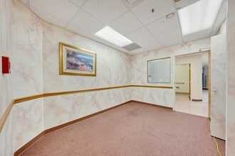 34501 Aurora Rd, Solon, OH à louer Photo de l’immeuble– Image 2 sur 11