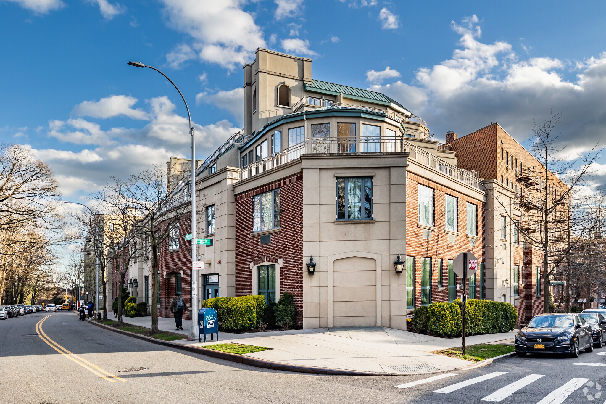 8330 Kew Gardens Rd, Jamaica, NY à vendre Photo principale– Image 1 sur 7