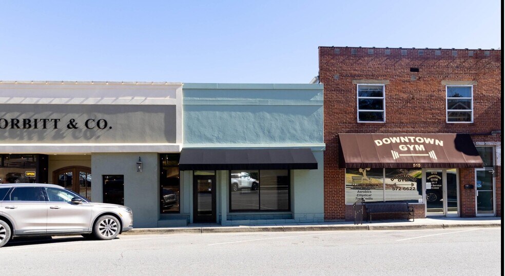 513 Gunter Ave, Guntersville, AL à vendre - Photo de l’immeuble – Image 1 sur 10
