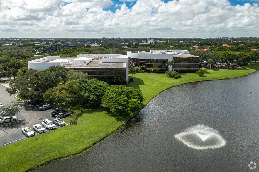 560 Village Blvd, West Palm Beach, FL à louer - Aérien – Image 2 sur 27