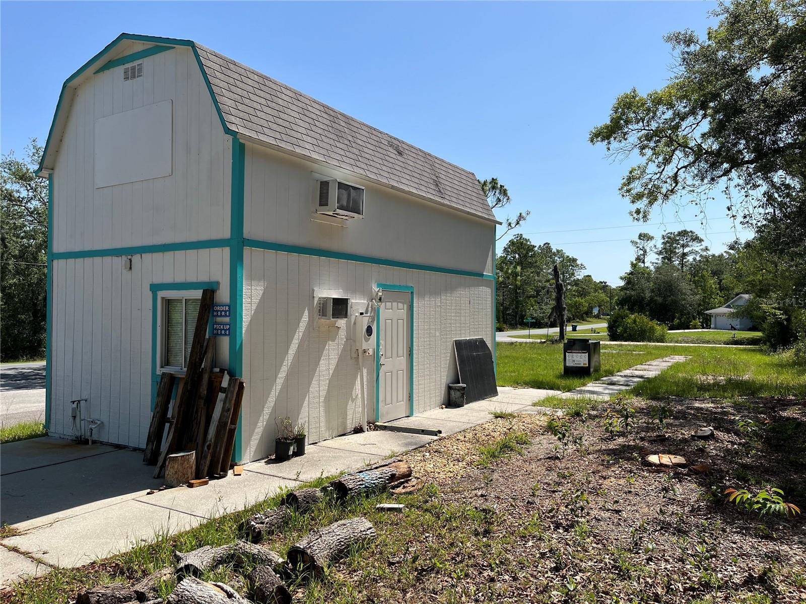 18132 Commercial Way, Weeki Wachee, FL à vendre Photo de l’immeuble– Image 1 sur 19