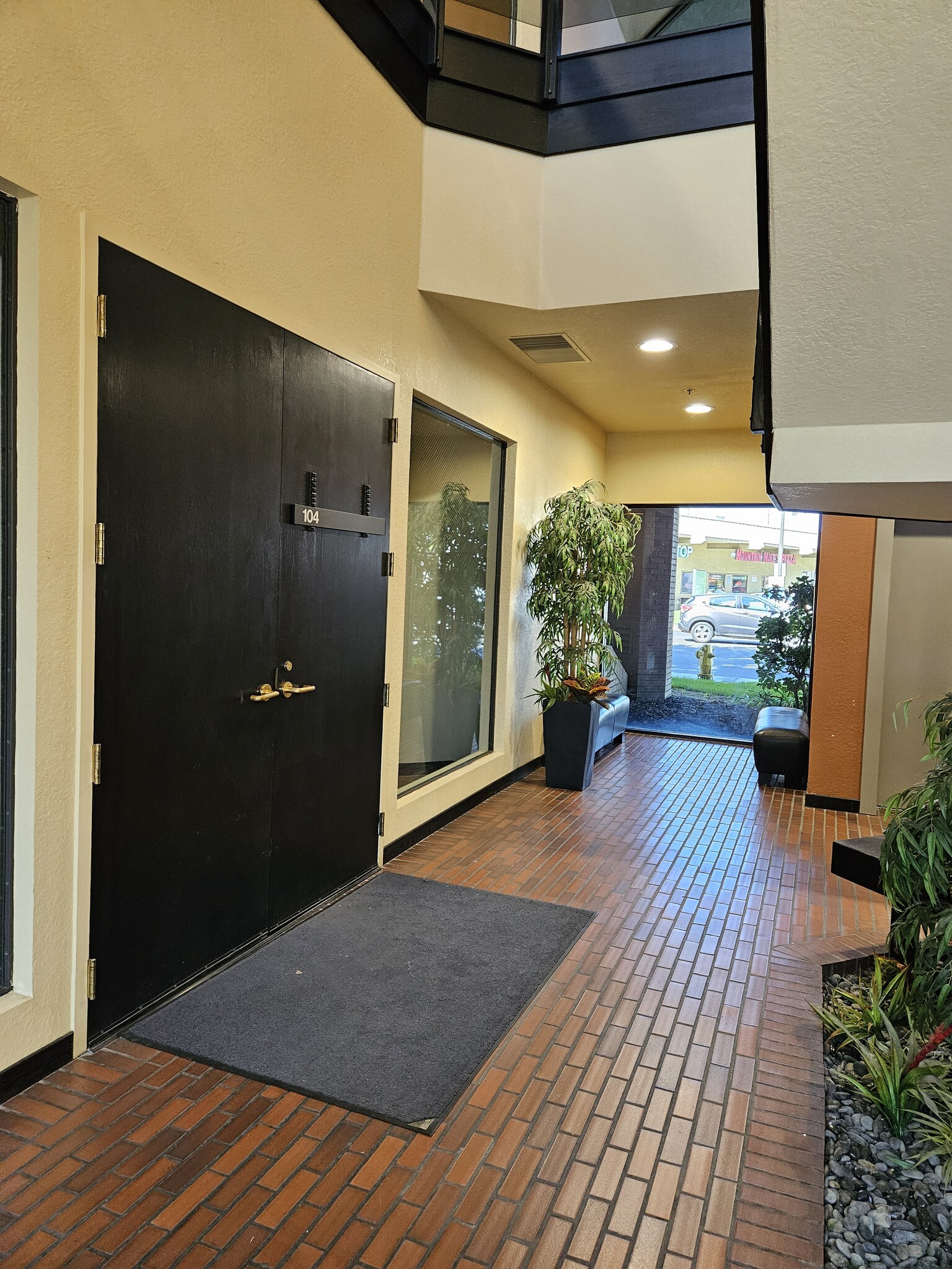 1200 E Orangeburg Ave, Modesto, CA à louer Photo de l’immeuble– Image 1 sur 18