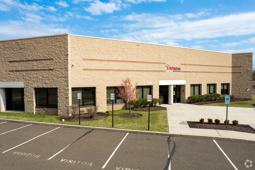 701 Veterans Cir, Warminster Township, PA à louer - Photo principale – Image 1 sur 6