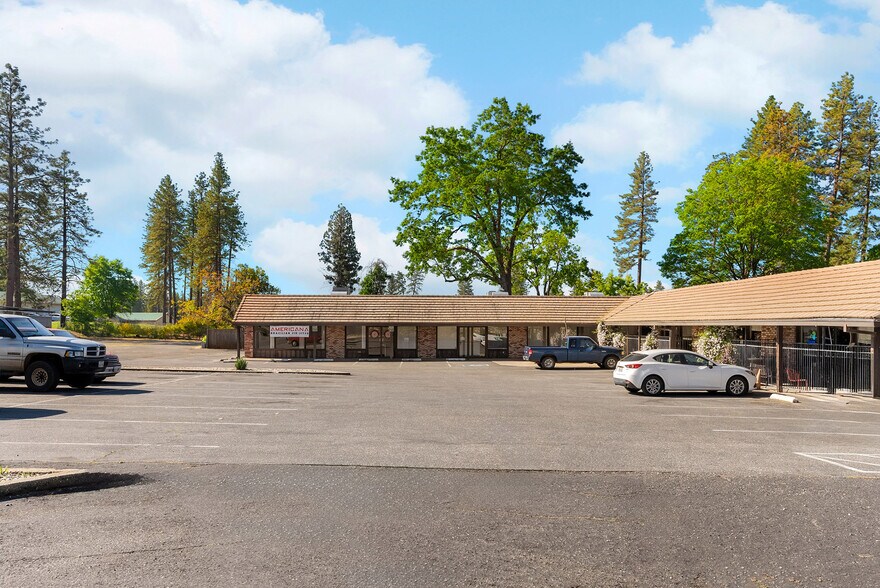 7126 Skyway, Paradise, CA à vendre - Photo de l’immeuble – Image 2 sur 57