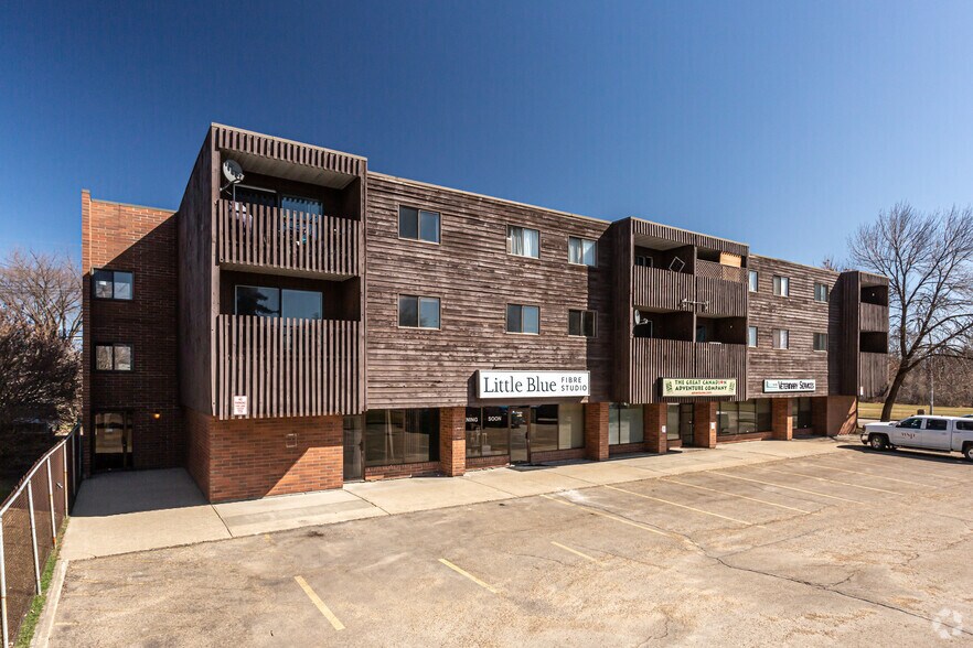 6710-6722 101 Av NW, Edmonton, AB à louer - Photo principale – Image 1 sur 3