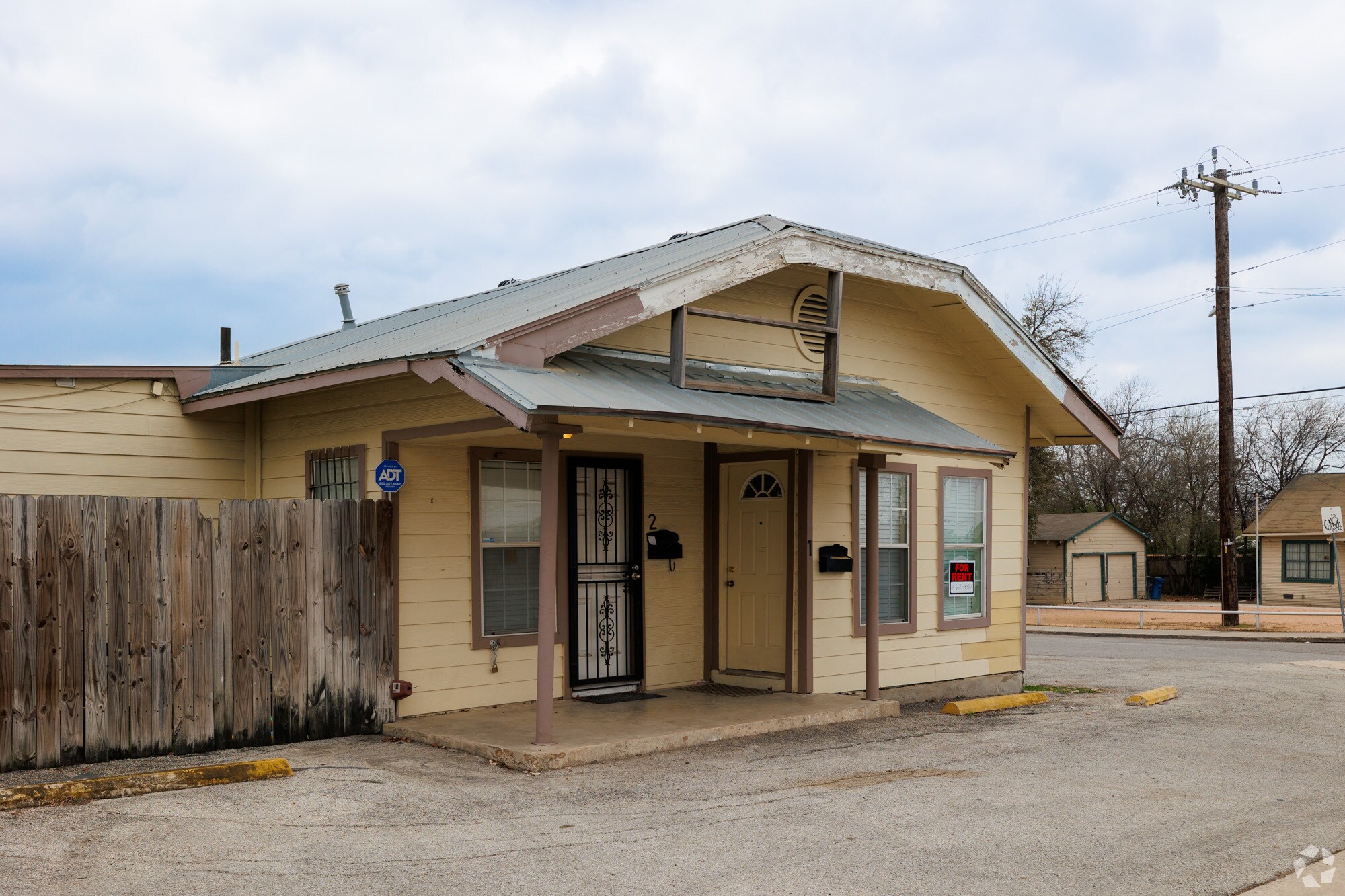 738 W Hildebrand Ave, San Antonio, TX à louer Photo principale– Image 1 sur 13