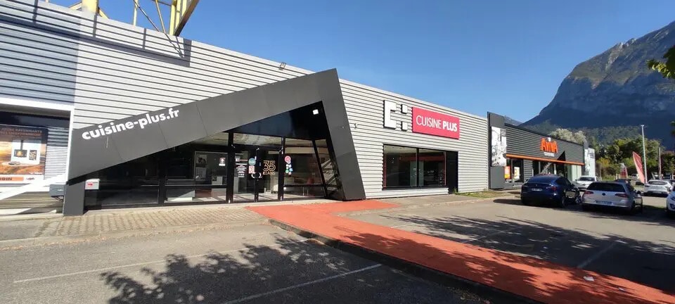 Local commercial dans SAINT EGREVE à louer - Photo de l’immeuble – Image 1 sur 7