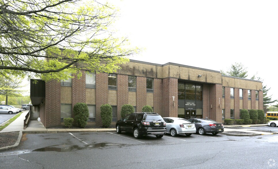 721 N Beers St, Holmdel, NJ à louer - Photo de l’immeuble – Image 2 sur 30