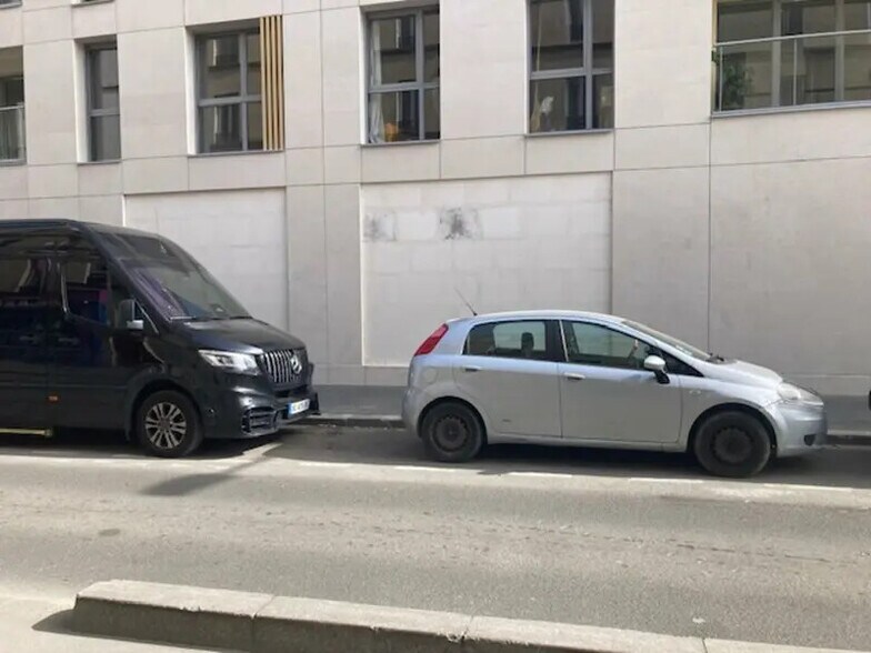 Local commercial dans Aubervilliers à louer - Photo de l’immeuble – Image 2 sur 9
