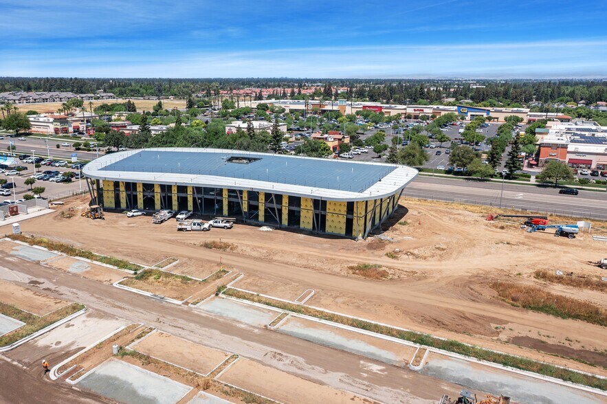 700 W Herndon Ave, Clovis, CA à louer - Photo de l’immeuble – Image 2 sur 6