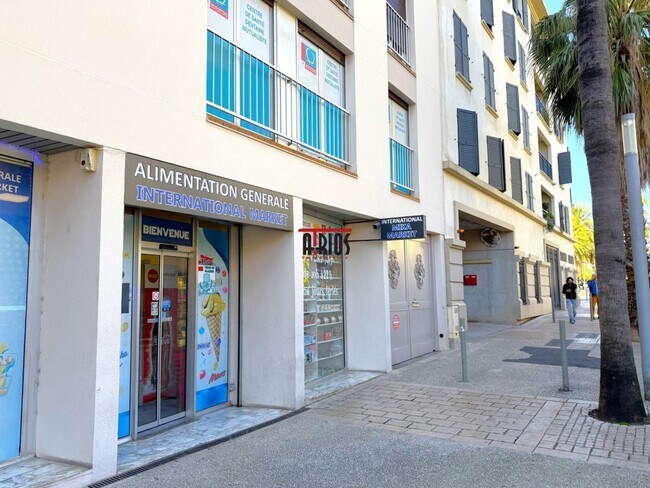 Plus de détails pour Local commercial à vendre