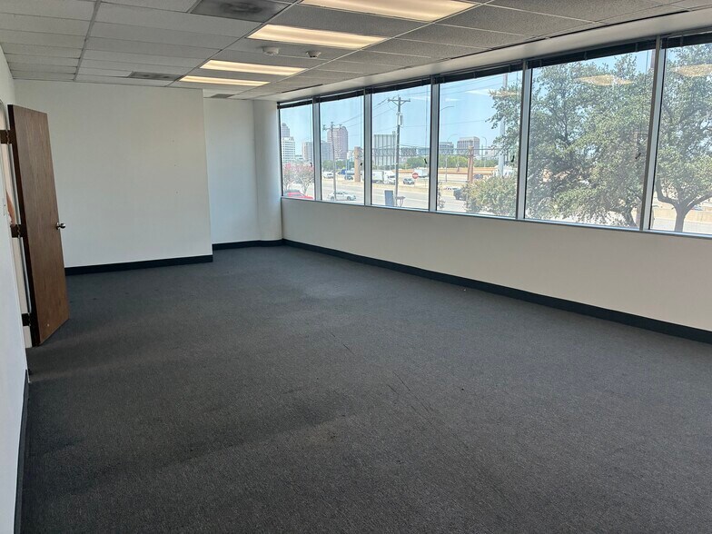 5930 Lyndon B Johnson Fwy, Dallas, TX à louer - Photo de l’immeuble – Image 3 sur 5