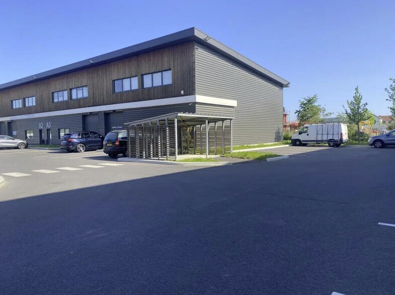 Local d’activités dans Bussy-Saint-Georges à louer - Photo de l’immeuble – Image 1 sur 3