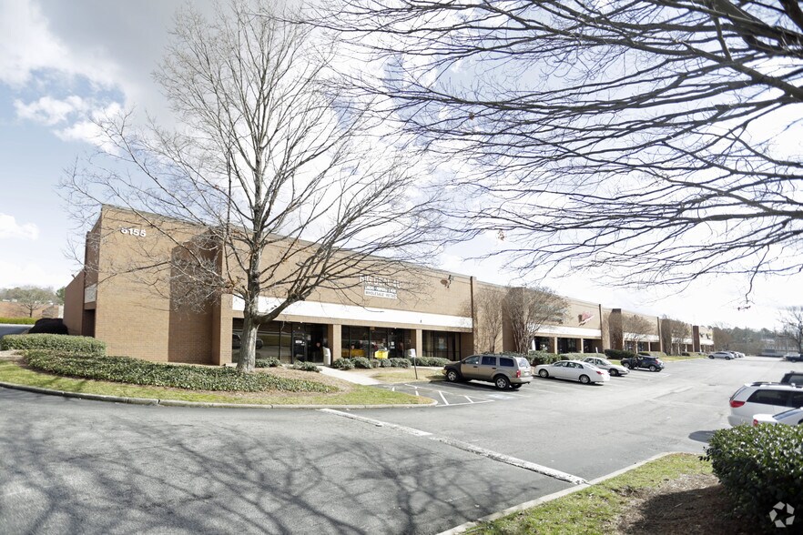 6135 Jimmy Carter Blvd, Norcross, GA à louer - Photo de l’immeuble – Image 1 sur 13