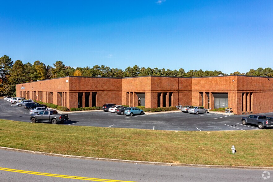 1701 Oakbrook Dr, Norcross, GA à louer - Photo principale – Image 1 sur 7