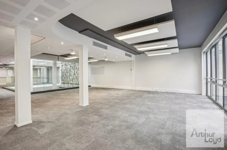 9 Rue Christophe Colomb, Paris à louer - Photo de l’immeuble – Image 3 sur 13