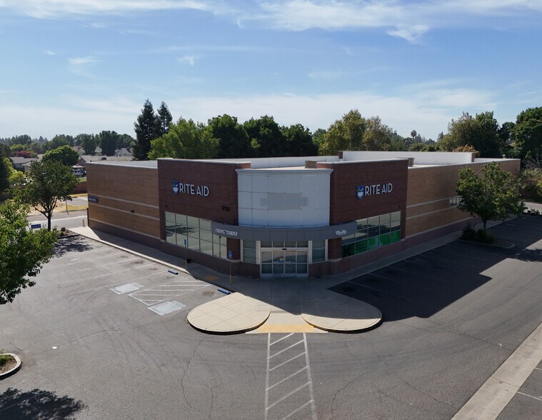 1735 E Walnut Ave, Visalia, CA à vendre - Photo de l’immeuble – Image 1 sur 16