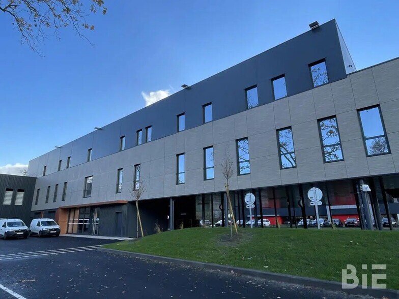 Local d’activités dans Mérignac à louer - Photo de l’immeuble – Image 1 sur 12