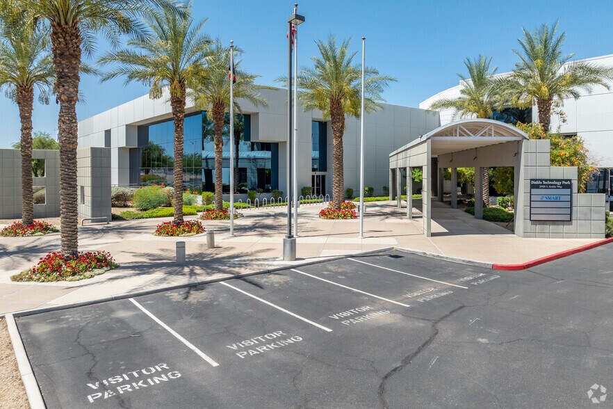2900 S Diablo Way, Tempe, AZ à louer - Photo principale – Image 2 sur 2
