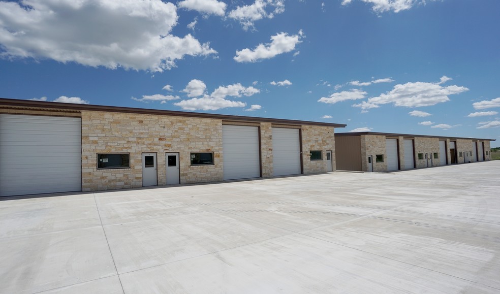 520 County Road 108, Hutto, TX à louer - Photo de l’immeuble – Image 2 sur 5