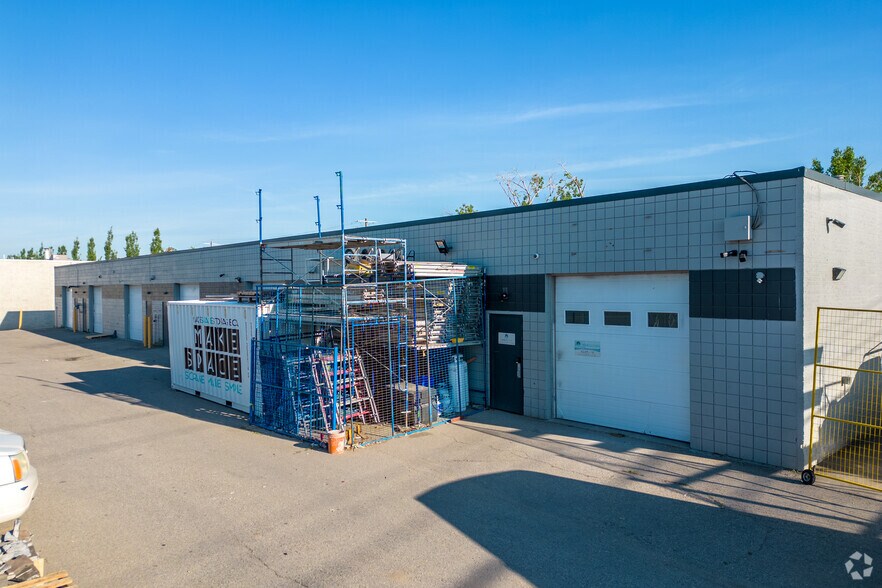 1247 36th Ave NE, Calgary, AB à louer - Photo de l’immeuble – Image 3 sur 12