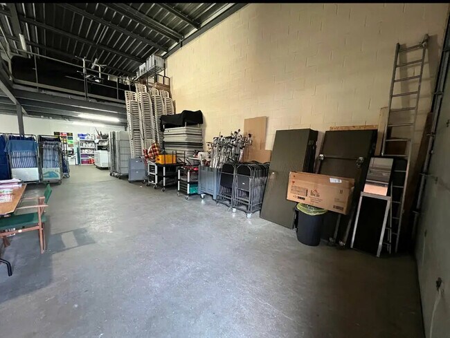Plus de détails pour Local d’activités à vendre
