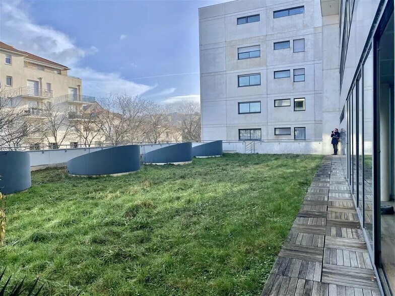 Bureau dans Rueil-Malmaison à louer - Photo de l’immeuble – Image 1 sur 9