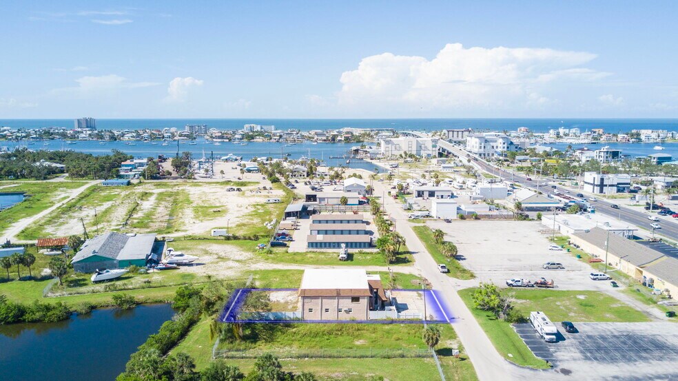 880 Buttonwood Dr, Fort Myers, FL à vendre - Photo de l’immeuble – Image 3 sur 32
