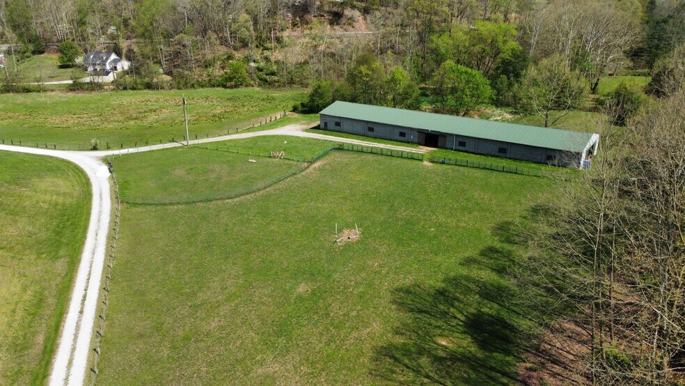 465 Hitch N Go Ln, Elkview, WV à vendre - Photo de l’immeuble – Image 2 sur 7