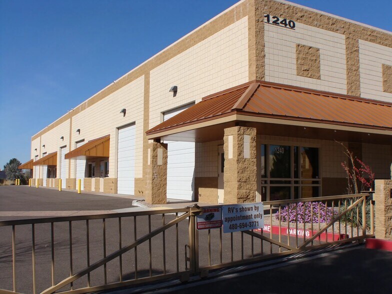 1240 N Hobson St, Gilbert, AZ à louer - Photo de l’immeuble – Image 3 sur 4