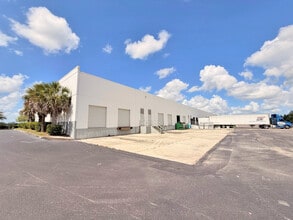 911 E Industrial Cir, Cape Coral, FL à louer Photo intérieure– Image 2 sur 2