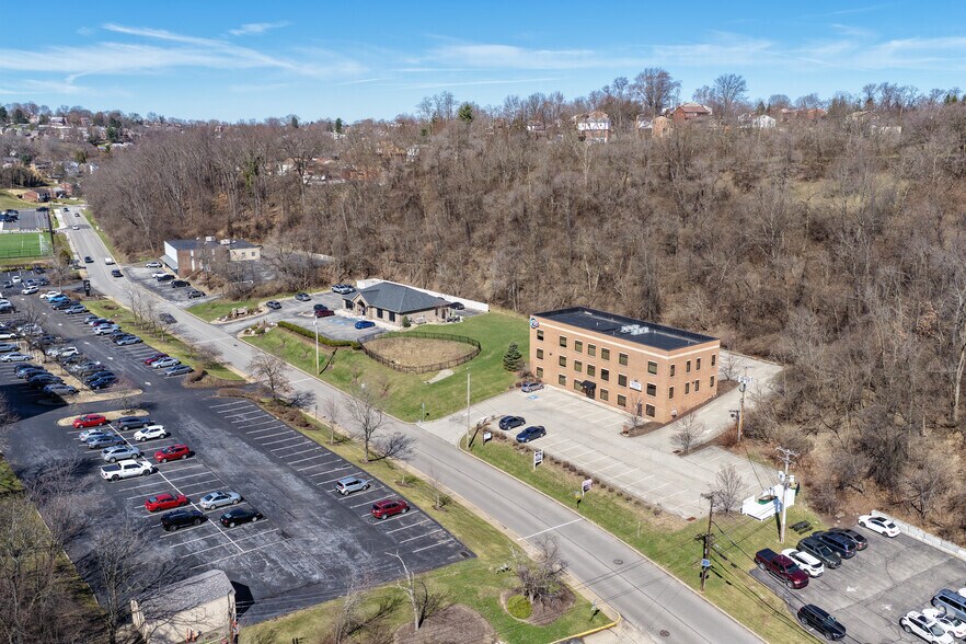 491 E Bruceton Rd, Pleasant Hills, PA à vendre - Aérien – Image 2 sur 4