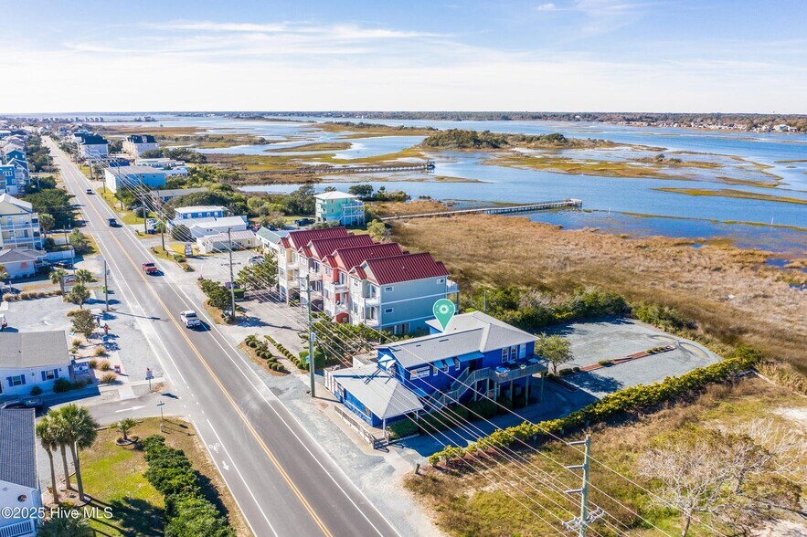 211 S Topsail Dr, Surf City, NC à vendre - Photo de l’immeuble – Image 2 sur 37