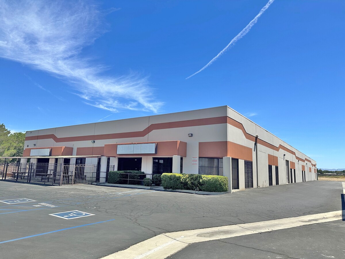340 E Avenue I, Lancaster, CA à louer Photo principale– Image 1 sur 8