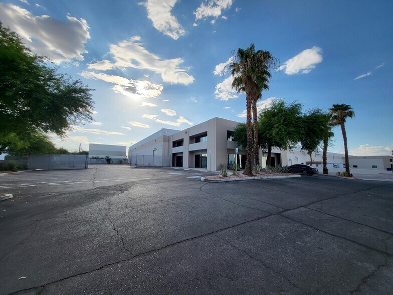 3326 Ponderosa Way, Las Vegas, NV à louer - Photo de l’immeuble – Image 3 sur 44