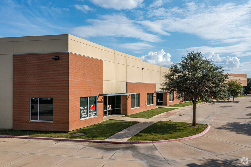 5450 Stratum Dr, Fort Worth, TX à louer - Photo de l’immeuble – Image 3 sur 7