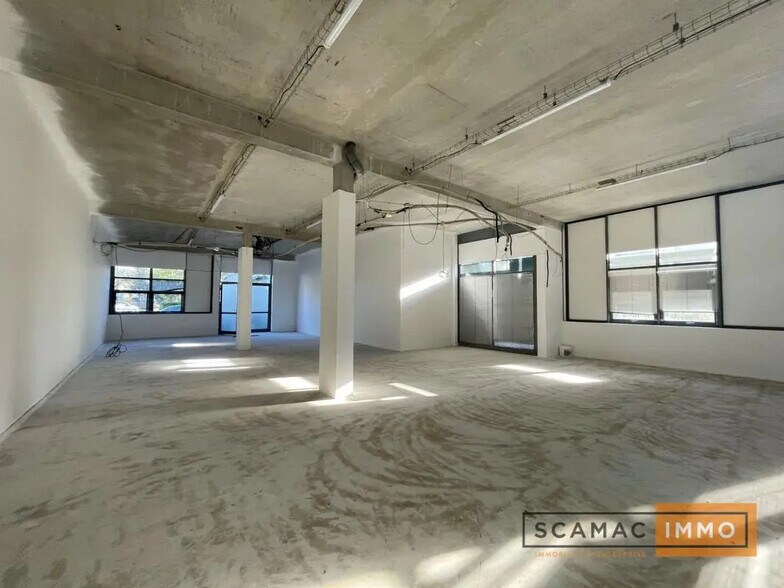 Industriel/Logistique dans Sucy-en-Brie à louer - Photo de l’immeuble – Image 1 sur 16