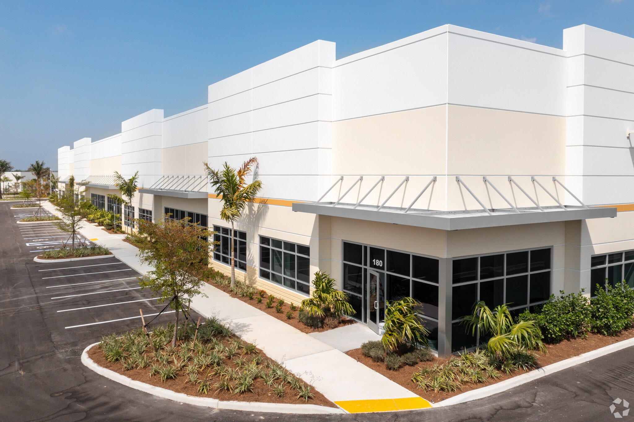 14661 Jetport Loop, Fort Myers, FL à louer Photo de l’immeuble– Image 1 sur 6