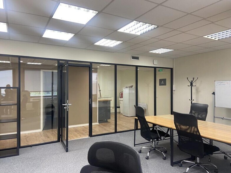 Bureau dans Saint-Cloud à vendre - Photo intérieure – Image 3 sur 5