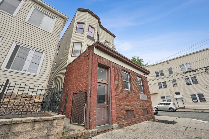 109 10th St, Passaic, NJ à vendre - Photo de l’immeuble – Image 2 sur 36