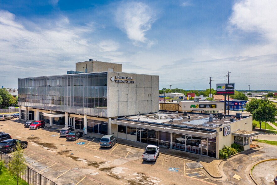 1711 W Irving Blvd, Irving, TX à louer - Photo principale – Image 1 sur 14