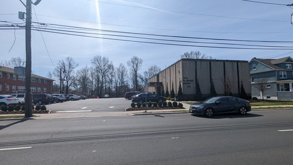 236 E Westfield Ave, Roselle Park, NJ à louer - Photo de l’immeuble – Image 2 sur 4