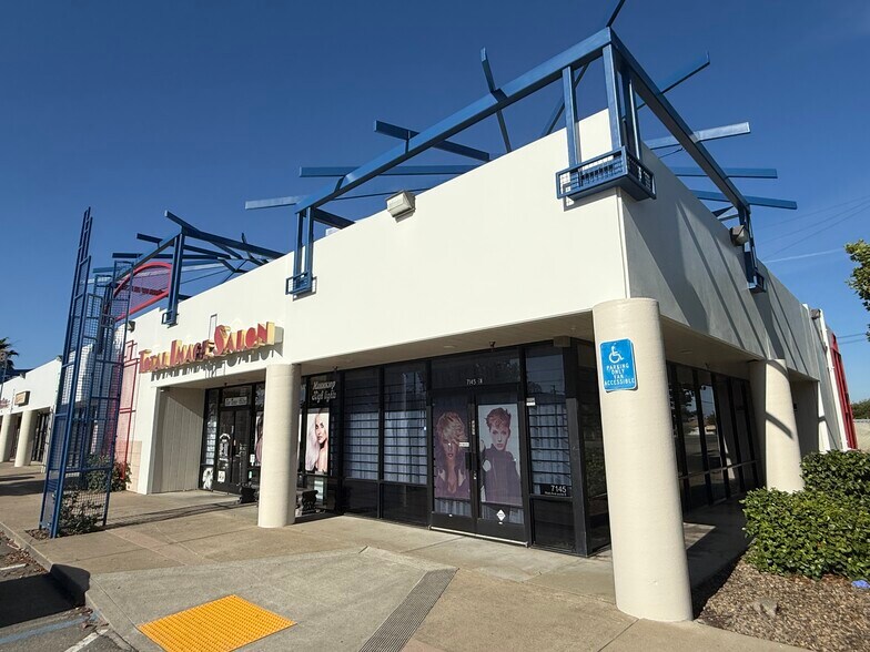 7145 Watt Ave, North Highlands, CA à vendre - Photo de l’immeuble – Image 3 sur 17