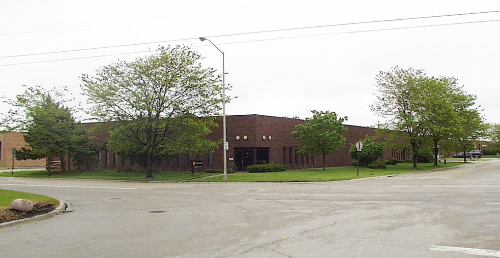 725 N Central Ave, Wood Dale, IL à louer - Photo de l’immeuble – Image 2 sur 17