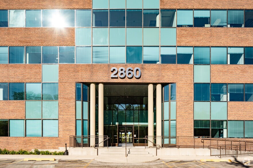 2860 S River Rd, Des Plaines, IL à louer - Photo de l’immeuble – Image 3 sur 8