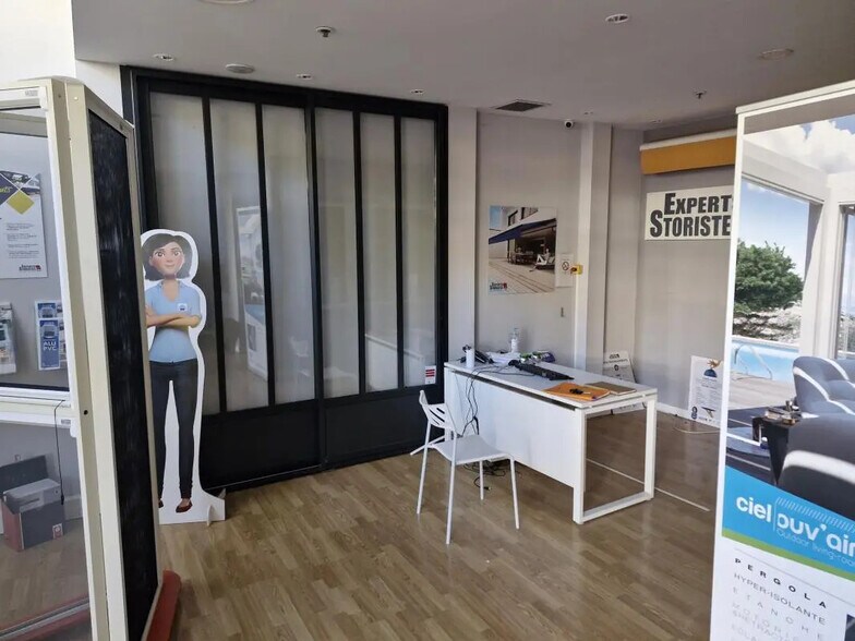 Local commercial dans Mandelieu-la-Napoule à louer - Photo de l’immeuble – Image 3 sur 7