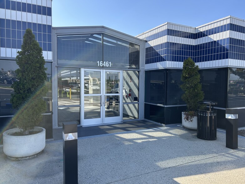 16461 Sherman Way, Van Nuys, CA à louer - Photo de l’immeuble – Image 2 sur 9