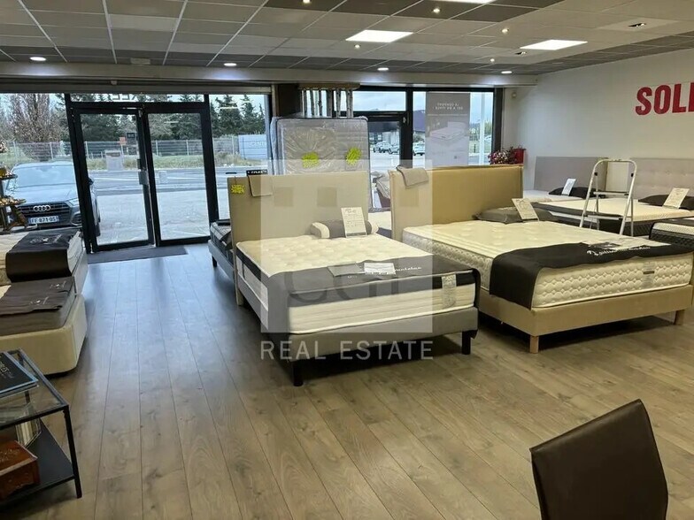 Local commercial dans Saint-Priest à louer - Photo de l’immeuble – Image 2 sur 11